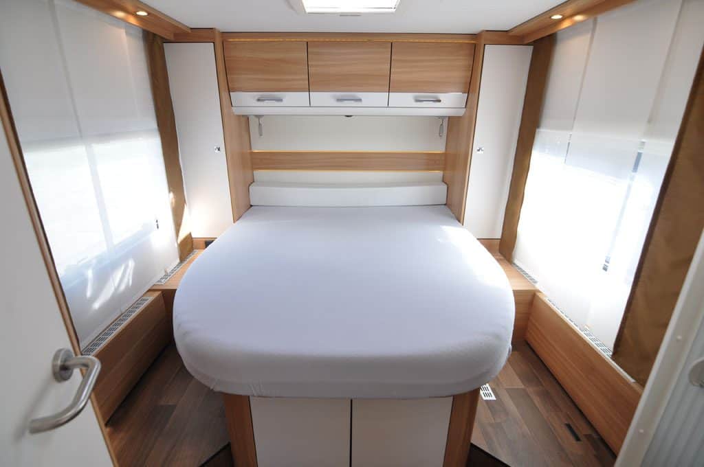 Half-integraal Dethleffs T 7051 Queen bed Camperhuren.nl