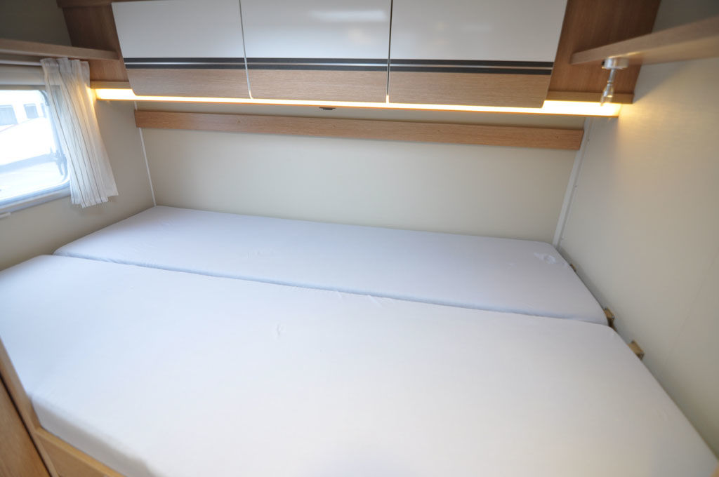 Semi-integrated Sunlight T 65 Transverse bed Camperhuren.nl