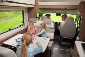 Gezin die geniet van een luxe campervakantie