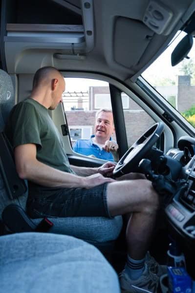 klant in camper krijgt uitleg camper huren