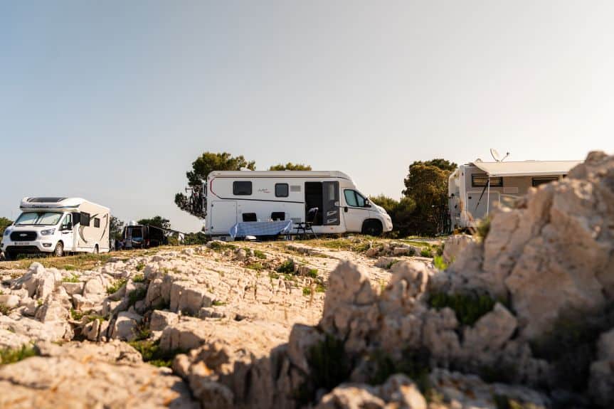 Campers geparkeerd op een mooie camping aan de kust met uitzicht op de zee, ideaal voor zomervakantie 2026.