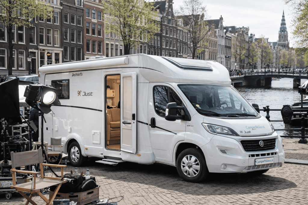 Camper ingericht als make-up trailer en wardrobe ruimte op filmset