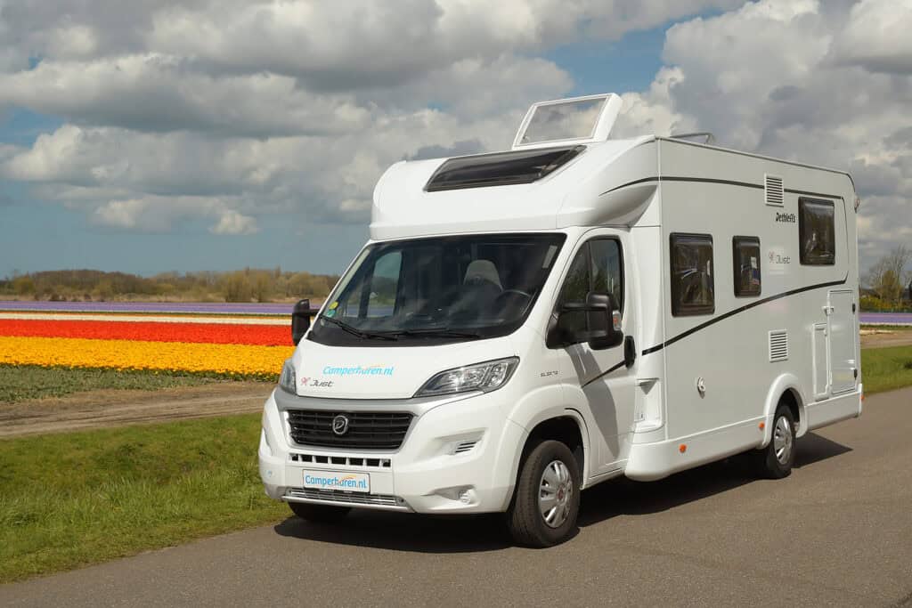 Camper voor tulpenveld in de Bollenstreek, voorjaar